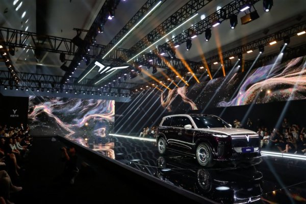 聚富人 岚图汽车“时代风尚之夜”发布新设计理念 泰山等三款新车同时亮相